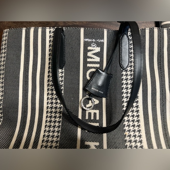 Michael Kors cavas tote w/matching handbag - Picture 4 of 7
